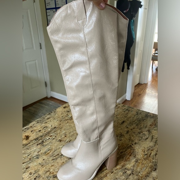 Oasis Society Tall Vegan Leather Cream Colored California boots. Size 6 - Picture 2 of 8